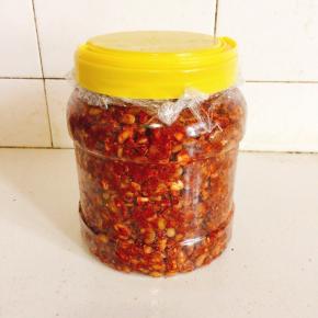 盖上保鲜膜，密封发酵20天！20天后夹馍拌饭炒菜都很美味！发酵好以后也可以晒干，就是我们平常在外面买的干豆豉了！无论晒还是不晒，都可以保存一年都不会坏！