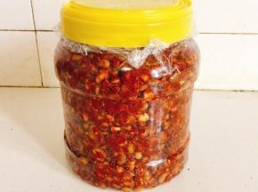 盖上保鲜膜，密封发酵20天！20天后夹馍拌饭炒菜都很美味！发酵好以后也可以晒干，就是我们平常在外面买的干豆豉了！无论晒还是不晒，都可以保存一年都不会坏！