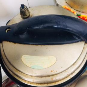 一盆黄豆加入两盆水，放入电压力锅中，按煮豆键/蹄筋健（30分钟）即可！（如果没有电压力锅就放在锅里大火烧开，水开后转小火，盖子移开一点，防止溢锅！大概三个小时左右，水煮干了，豆子软烂就可以了！）