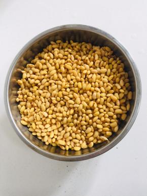 泡好的大豆再次清洗几遍，捞出沥干水份备用！