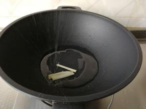 干净不粘锅里，擦干水分。倒入玉米油，放入姜片，开大火将姜片翻炒爆香。