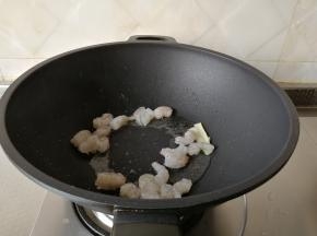 倒入虾仁块，开始翻炒。