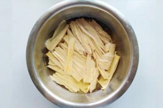 3.腐竹加清水泡软