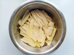 3.腐竹加清水泡软
