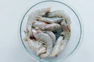 2.虾剪掉虾须，去除虾线