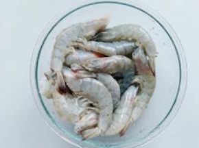 2.虾剪掉虾须，去除虾线