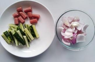 4.洋葱切片，黄瓜去籽切条，香肠切小段