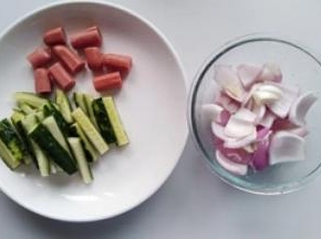 4.洋葱切片，黄瓜去籽切条，香肠切小段
