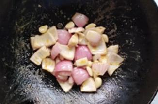 7.再加少许的油下入洋葱，蒜头炒几分钟