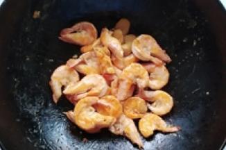 6.中火翻炒两三分钟出盛出