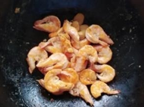 6.中火翻炒两三分钟出盛出