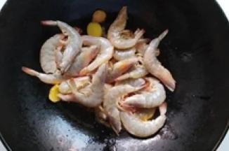 5.热锅凉油，加入姜片，处理好的 虾