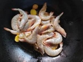 5.热锅凉油，加入姜片，处理好的 虾