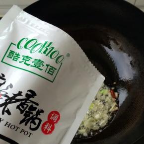8.洋葱变软加入cook100麻辣香锅调料