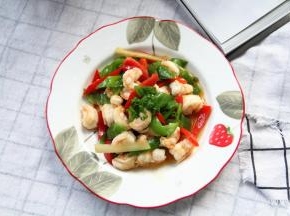 关火，装盘，撒上葱花即可！鲜嫩的蚝油青红椒炒虾仁就完成啦！鲜掉眉毛！