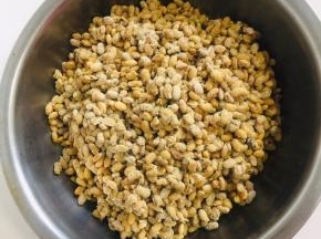 把发酵好的豆子移到无水无油的盆里！