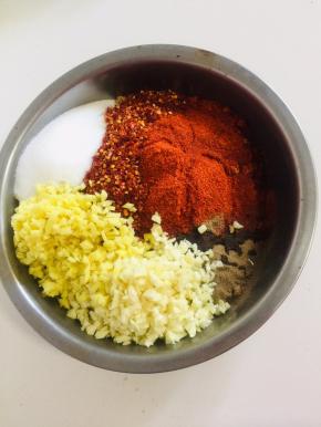 两斤黄豆，放入250克粗辣椒面，250克细辣椒面，200克盐，切好的生姜末，蒜末，20克胡椒粉，50克高度白酒，可以杀菌，防止变质！（辣椒粉可以用小米辣代替，把小米辣洗净晾干水分剁碎就可以啦！各种食材的比例可以自行调整，不过盐一定要多放，少了易变酸变坏！）