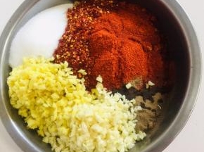 两斤黄豆，放入250克粗辣椒面，250克细辣椒面，200克盐，切好的生姜末，蒜末，20克胡椒粉，50克高度白酒，可以杀菌，防止变质！（辣椒粉可以用小米辣代替，把小米辣洗净晾干水分剁碎就可以啦！各种食材的比例可以自行调整，不过盐一定要多放，少了易变酸变坏！）