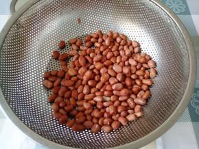 花生米用自来水冲洗一下，一是洗去灰尘，二是打湿表皮。不要洗很久，看到花生皮皱皱的就可以了，然后晾下水。
