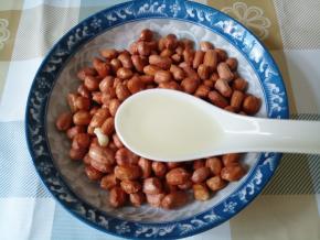 花生米浇1汤匙油，拌匀。