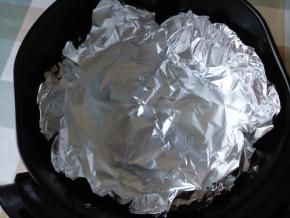 炸篮先垫一张锡纸，这样方便清洁。