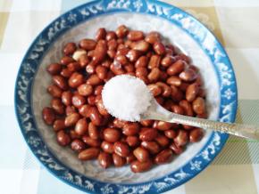 花生米烤好后，倒入干净无水的盘中，加1小勺盐。