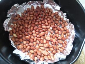 将炸篮取出，晃动几下，再用筷子扒拉几下，将花生米翻动位置，这样才能烤得均匀。再次180度5分钟。