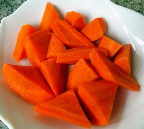 胡萝卜切成块白萝卜也是同样切块