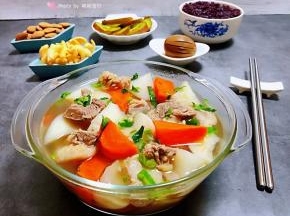 牛肉炖双色萝卜做起来非常简单最主要是这样做吃的是原汁原味营养还不易流失太棒了