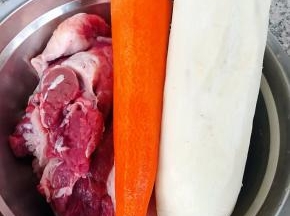 准备原材料新鲜的牛肉白萝卜和胡萝卜去皮洗净