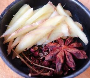 调味盒中放入切好的姜丝、花椒、八角备用