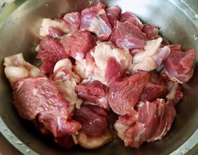 牛肉切成大小均匀的块状
