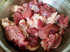 牛肉切成大小均匀的块状