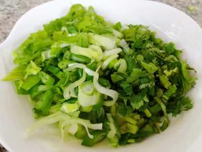 葱花香菜切好备用