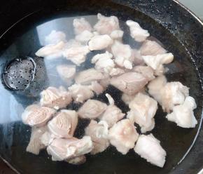 锅中倒入清水放入调味盒再放入牛肉大火炖起来