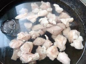 锅中倒入清水放入调味盒再放入牛肉大火炖起来