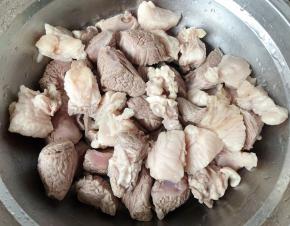 捞出的牛肉立即放入冷水中冲凉洗净沥干水份