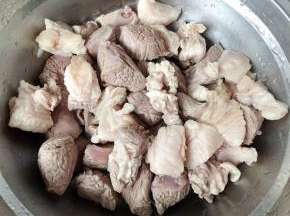 捞出的牛肉立即放入冷水中冲凉洗净沥干水份