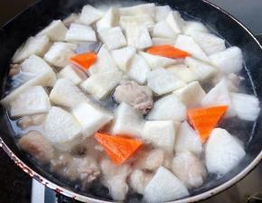 白萝卜炖至六成熟时放入胡萝卜改中火一起炖十分钟即可