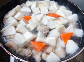 白萝卜炖至六成熟时放入胡萝卜改中火一起炖十分钟即可