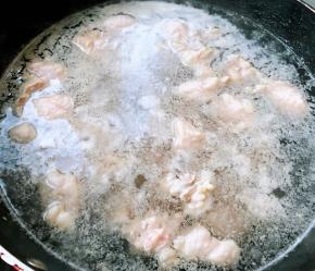 锅中烧开水放入牛肉块焯水去除油脂和杂质后捞出