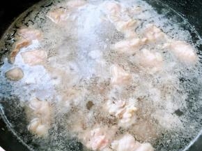 锅中烧开水放入牛肉块焯水去除油脂和杂质后捞出