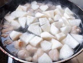 牛肉炖至五成熟时放入白萝卜块大火一起炖