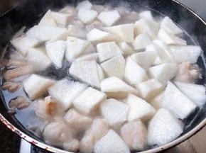 牛肉炖至五成熟时放入白萝卜块大火一起炖