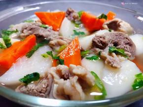 炖好的牛肉双色萝卜装入容器中放入调味料盐、味精、醋最后撒上葱花香菜拌匀入味就大功告成了