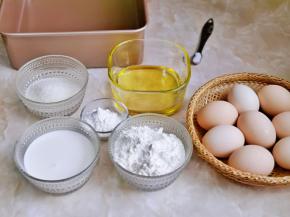 准备模具及食材。