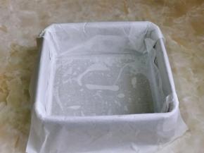 首先将9.5寸固体模具上刷一层玉米油，再放上油纸，刷玉米油的目的是为了油纸更服帖，还有就是烤好的蛋糕可以立刻取出，直接拎油纸即可，模具放旁边备用。