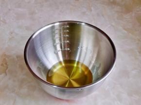 玉米油小火加热至70-75度，放入不锈钢盆中。（油温不能超过80度）