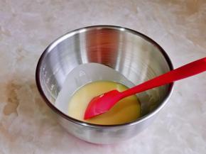 用硅胶铲将油与面粉混合均匀。（用手动打蛋器这可以）