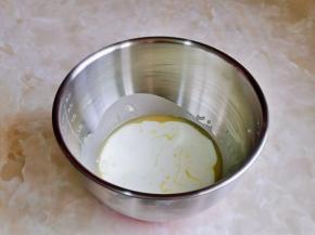 再加入纯牛奶混合均匀。